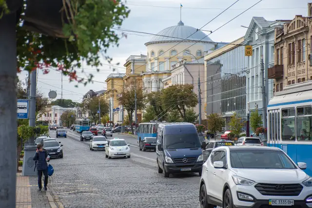 Соборна вулиця у Вінниці: історична забудова з куполом, трамвай і міський транспорт