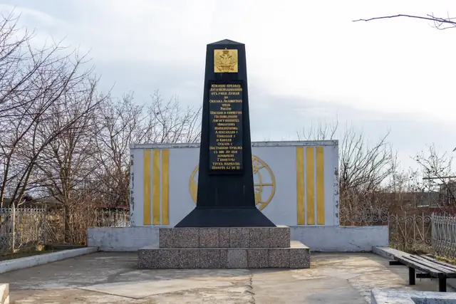 Чорний чотиригранний обеліск південного пункту Дуги Струве в Старій Некрасівці на східчастому гранітному постаменті
