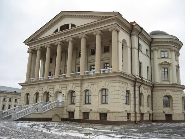 Класицистичний палац Кирила Розумовського в Батурині з колонадою та бічною ротондою