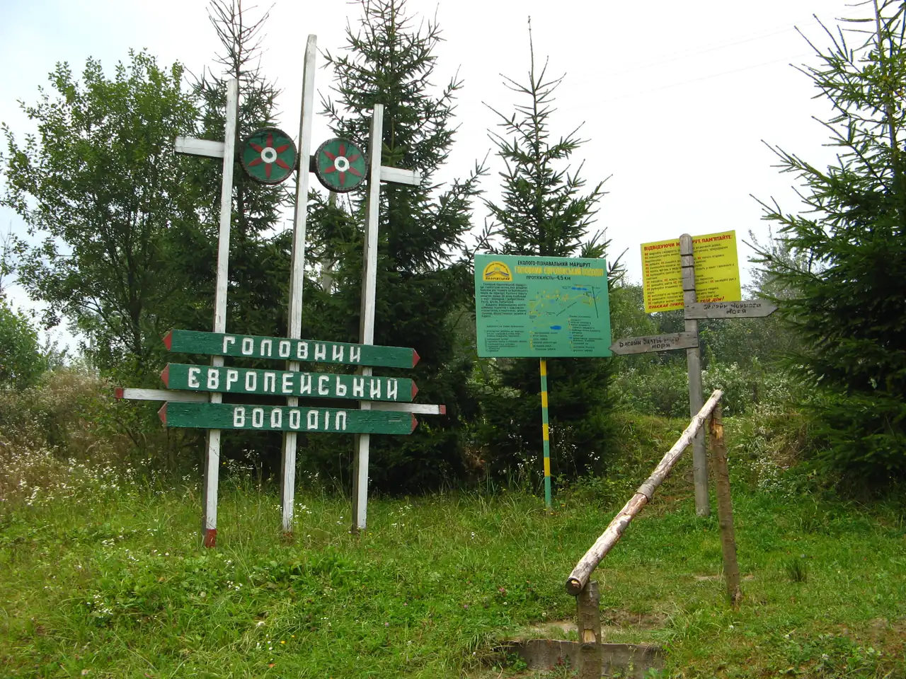 Вказівники й інформаційний стенд на маршруті Головним Європейським Вододілом біля Дубровиці