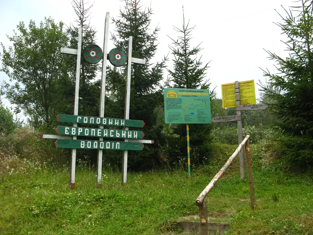 Вказівники й інформаційний стенд на маршруті Головним Європейським Вододілом біля Дубровиці
