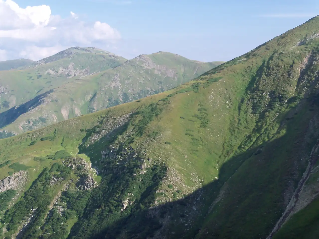 Куполоподібна вершина гори Бребенескул у Чорногорі