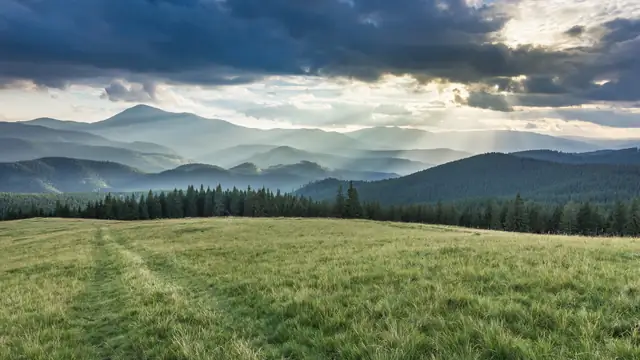 Гора Петрос у вечірньому світлі над хребтами Чорногори