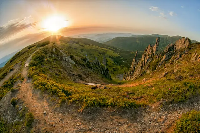Високі скельні виступи гори Шпиці у Чорногорі