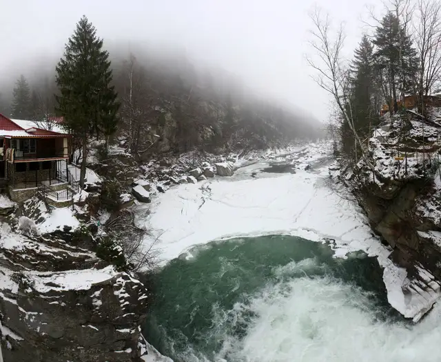 Водоспад Пробій у Яремче взимку серед вкритого снігом каньйону