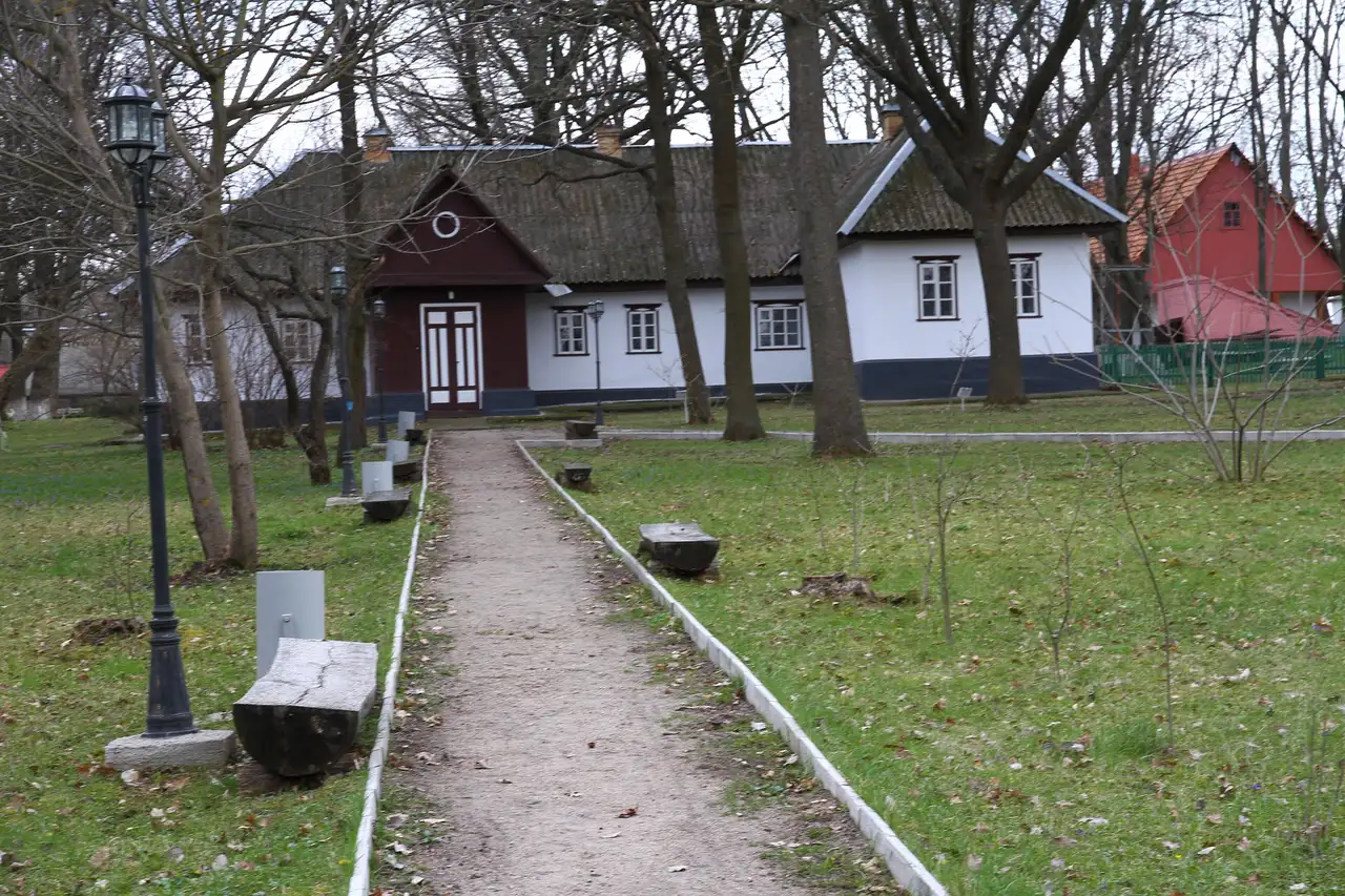 Меморіальний будинок серед саду в заповіднику-музеї «Хутір Надія»