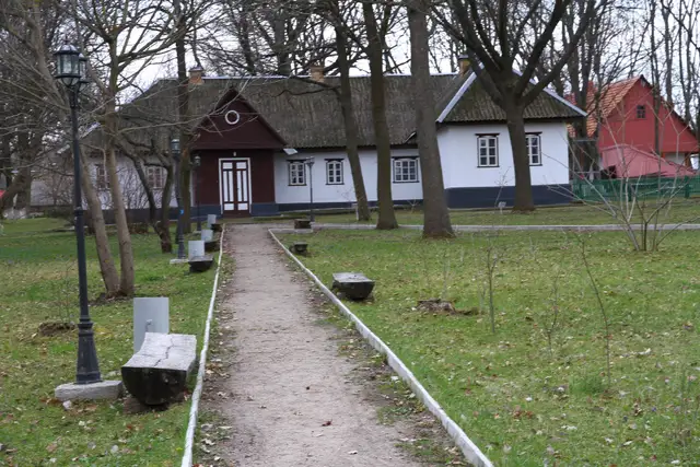 Меморіальний будинок серед саду в заповіднику-музеї «Хутір Надія»