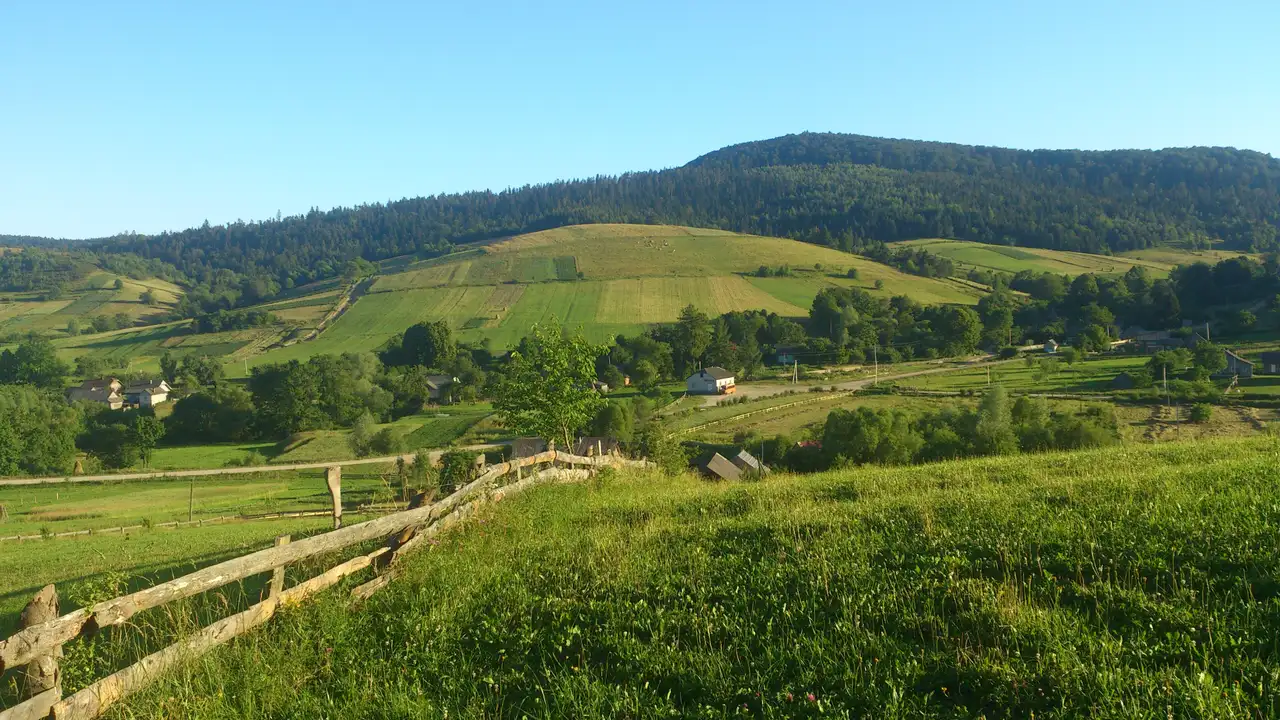 Село Тиха, луки й заліснені схили Верхньодністровських Бескидів