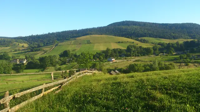 Село Тиха, луки й заліснені схили Верхньодністровських Бескидів