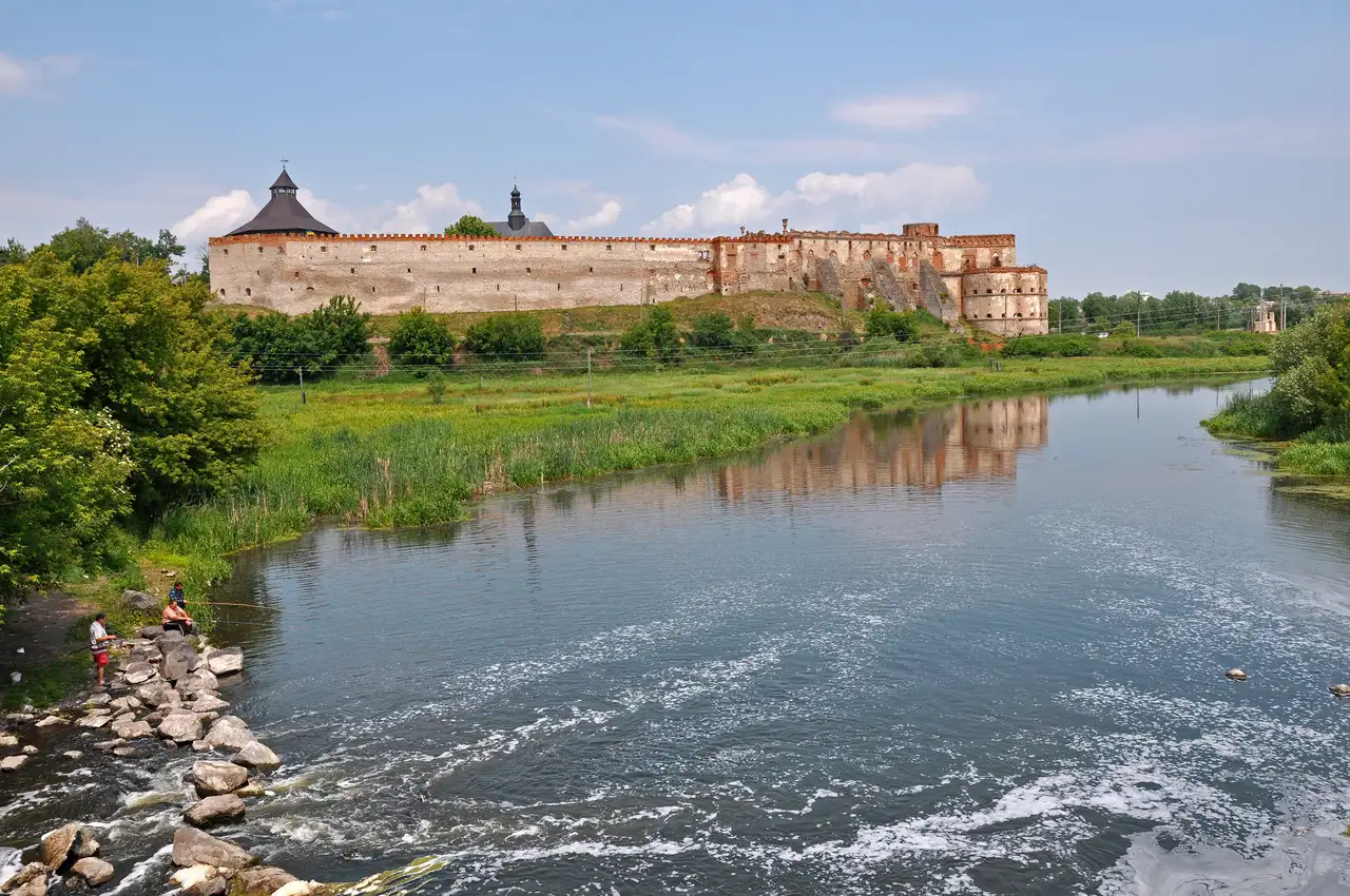 Меджибізька фортеця на мисі при злитті Південного Бугу й Бужка