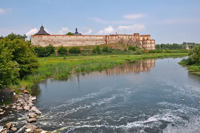Меджибізька фортеця на мисі при злитті Південного Бугу й Бужка