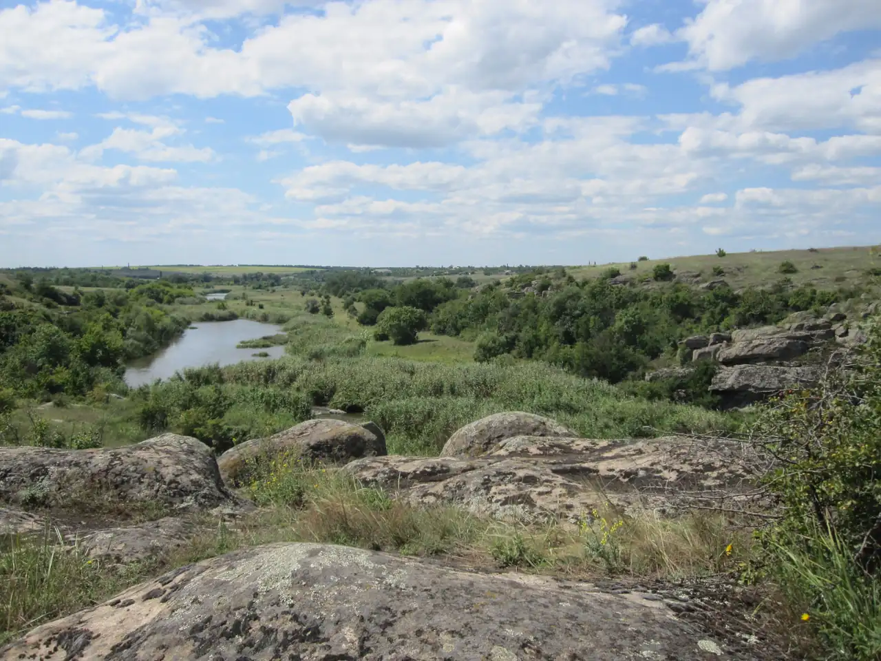 Гранітні виходи над долиною Інгулу в заказнику «Монастирище»