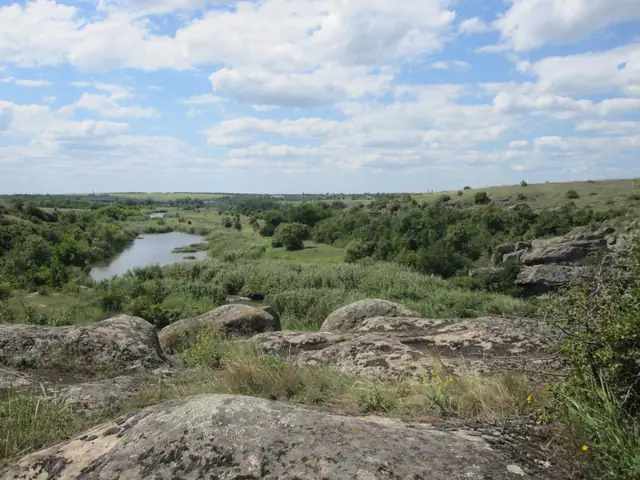 Гранітні виходи над долиною Інгулу в заказнику «Монастирище»