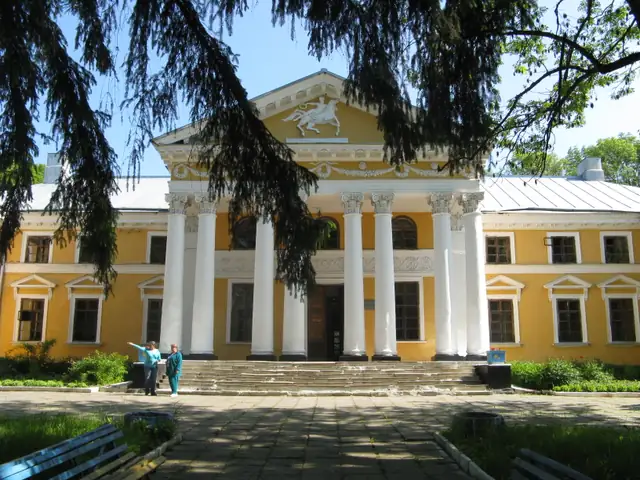 Палац Ганських у Верхівні з білим колонним портиком і фронтоном