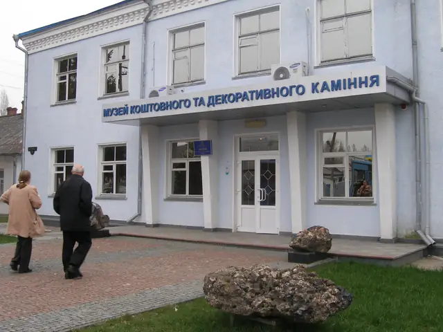 Двоповерхова будівля Музею коштовного і декоративного каміння в Хорошеві з вивіскою над входом