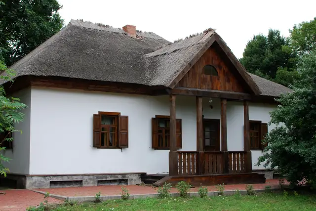 Білий садибний будинок із дерев'яною верандою в Національному музеї-заповіднику Миколи Гоголя
