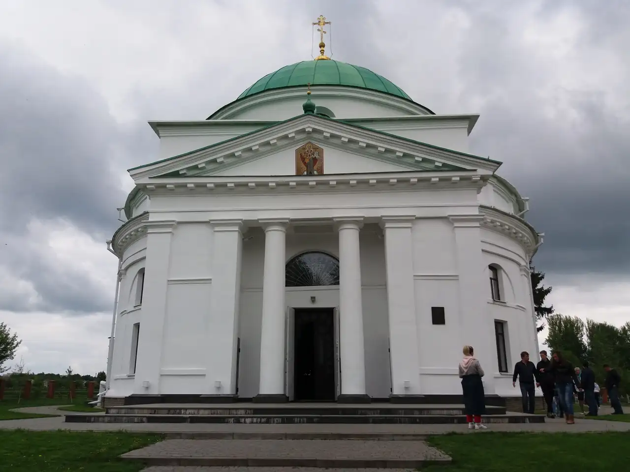Миколаївська церква в Диканьці: біла класицистична споруда з колонним портиком і зеленою банею
