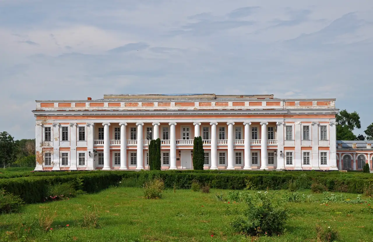 Класицистичний фасад палацу Потоцьких у Тульчині
