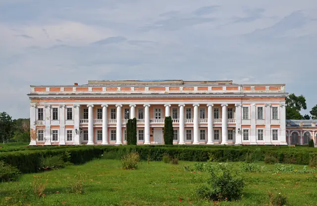 Класицистичний фасад палацу Потоцьких у Тульчині
