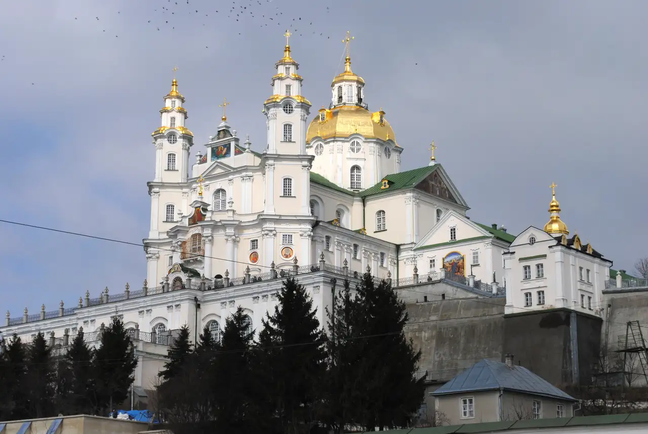 Успенський собор Почаївської лаври з бані та дзвіницею