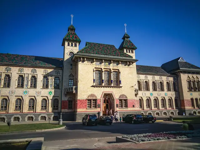 Будинок земства в Полтаві, де міститься краєзнавчий музей: світла цегла, кольорові майолікові вставки й вежки під візерунчастими дахами