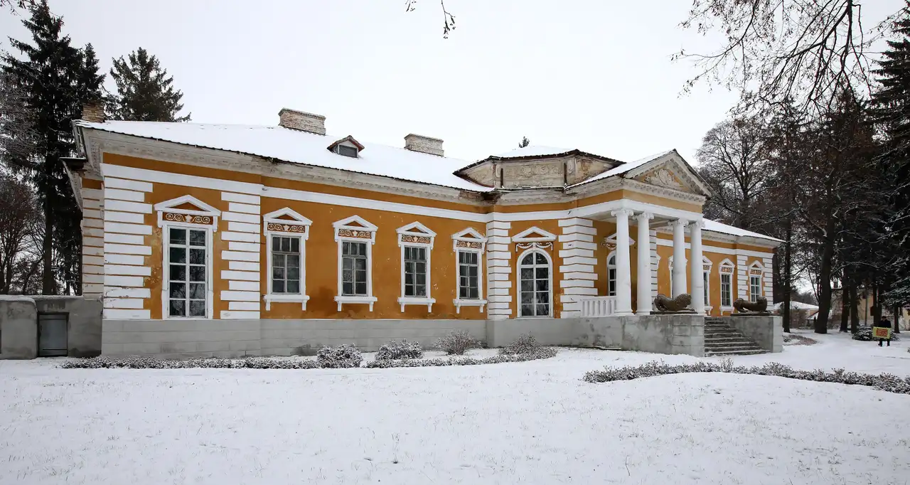 Класицистичний палац Чечеля в державному заповіднику «Самчики» взимку