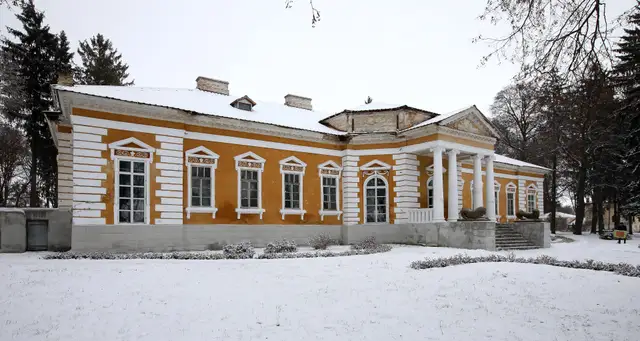 Класицистичний палац Чечеля в державному заповіднику «Самчики» взимку