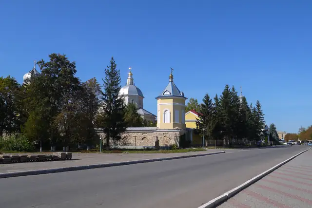 Мур із наріжною баштою та бані Миколаївського монастиря в Шаргороді з боку вулиці
