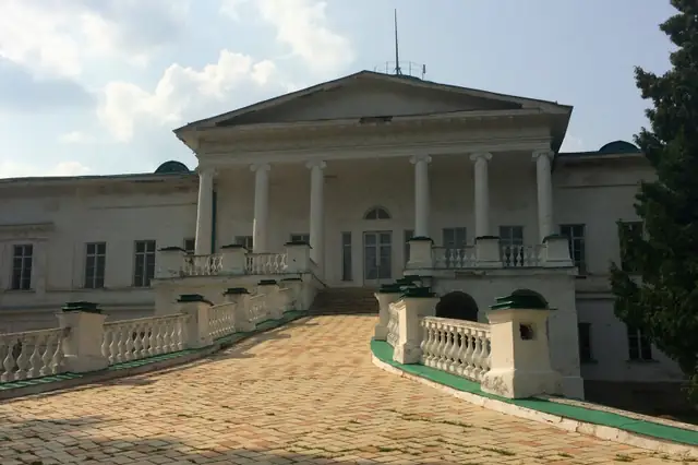 Палац Галаганів у Сокиринцях із колонним портиком і в’їзним пандусом