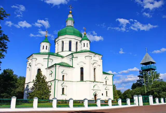 Біла барокова Спасо-Преображенська церква у Великих Сорочинцях із зеленими банями