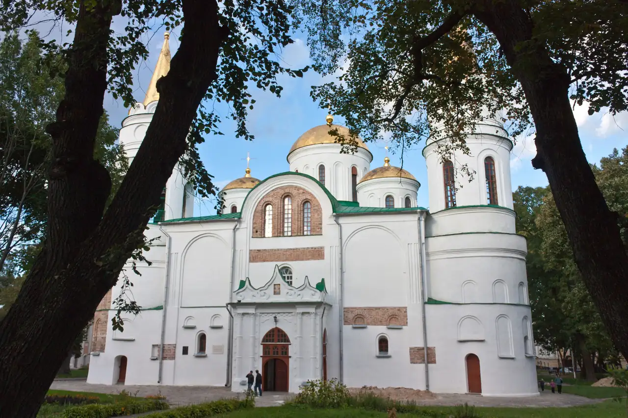 Спасо-Преображенський собор у Чернігові з баштами західного фасаду та відкритими ділянками давньої кладки