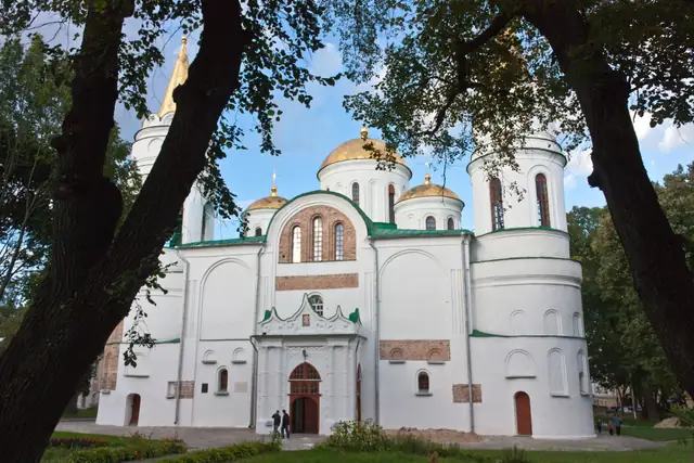 Спасо-Преображенський собор у Чернігові з баштами західного фасаду та відкритими ділянками давньої кладки