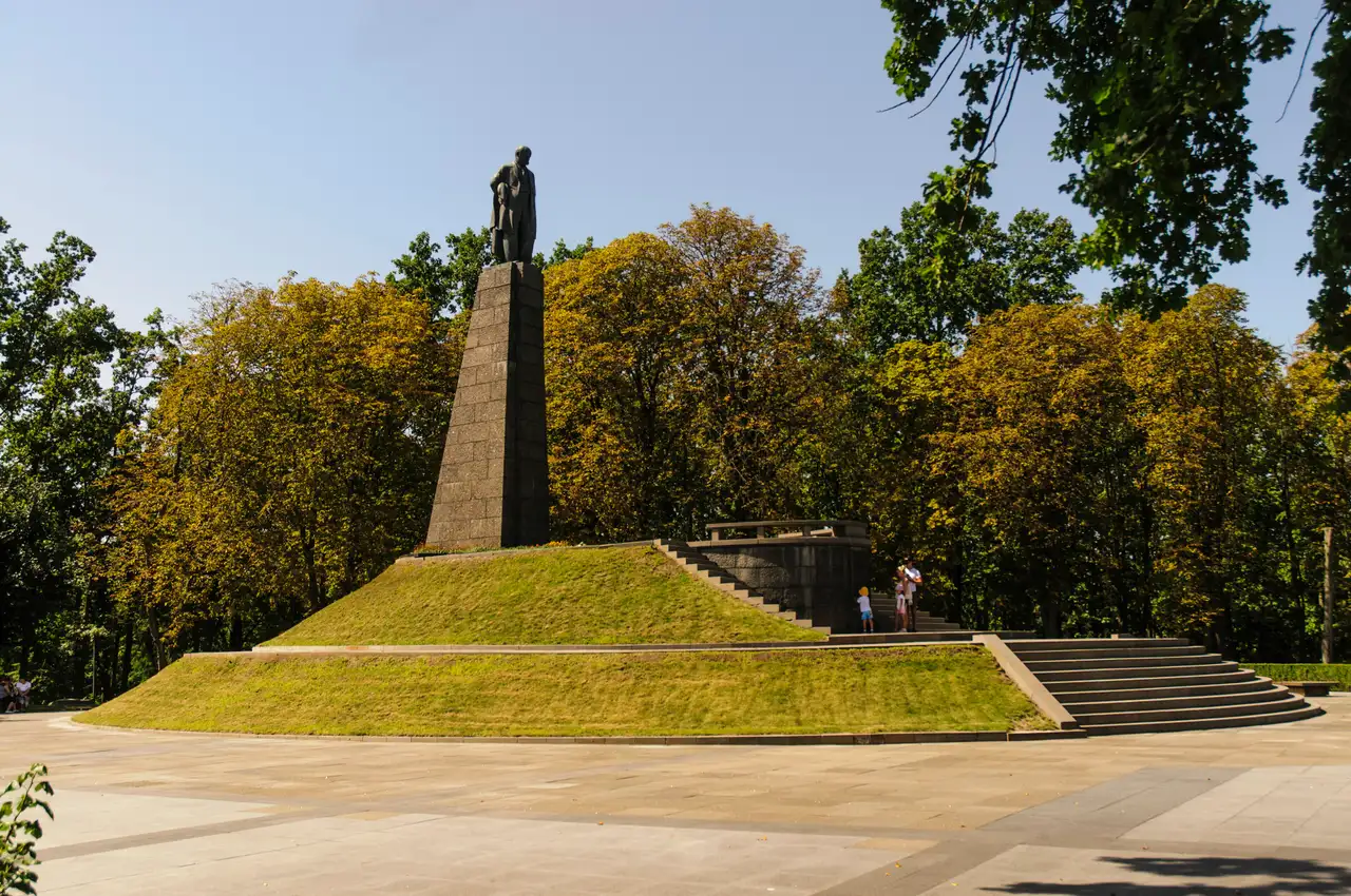 Могила Тараса Шевченка на Тарасовій (Чернечій) горі в Каневі з пам'ятником на кургані