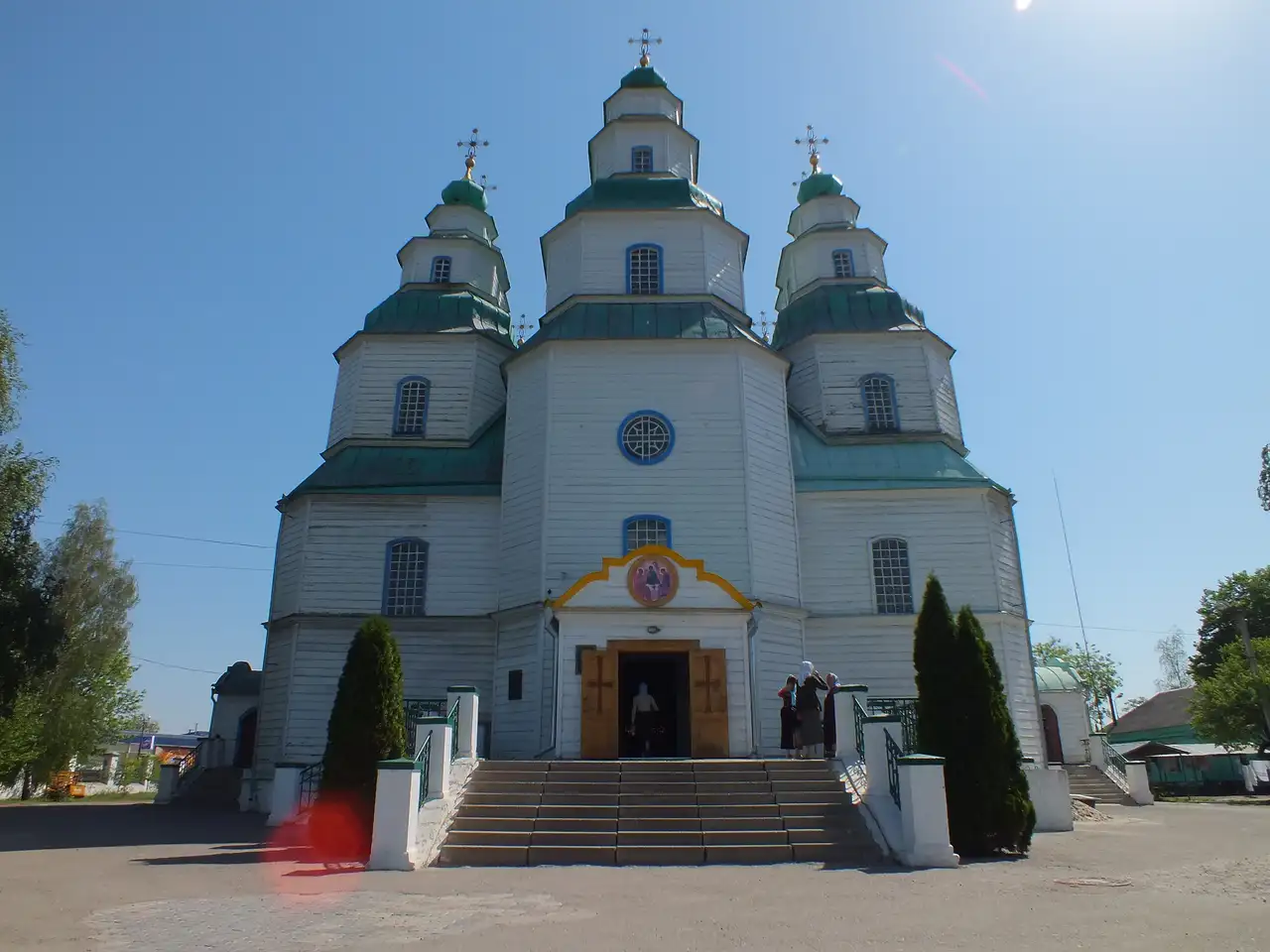 Дерев'яний Троїцький собор у Самарі: три яруси веж із зеленими банями над сходами головного входу
