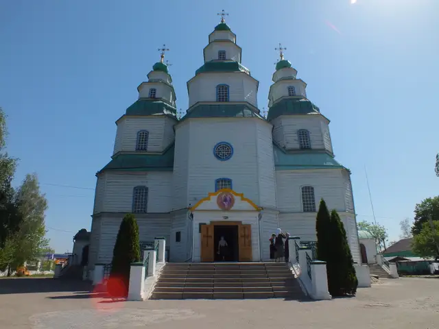 Дерев'яний Троїцький собор у Самарі: три яруси веж із зеленими банями над сходами головного входу
