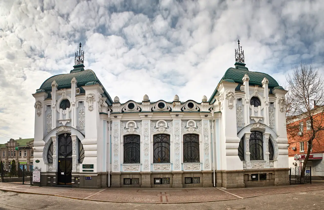 Особняк Барського у Кропивницькому, де міститься обласний краєзнавчий музей: наріжні об’єми з зеленими дахами й насичене біле ліплення