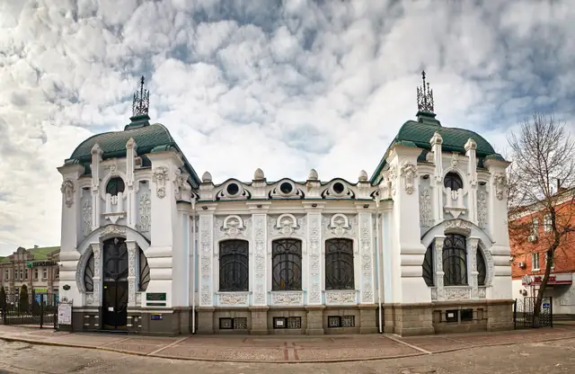 Особняк Барського у Кропивницькому, де міститься обласний краєзнавчий музей: наріжні об’єми з зеленими дахами й насичене біле ліплення