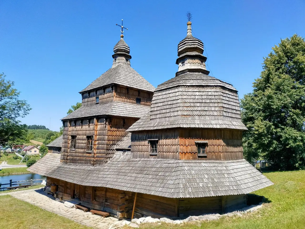 Дерев'яна церква Зіслання Святого Духа в Потеличі з ґонтовими дахами