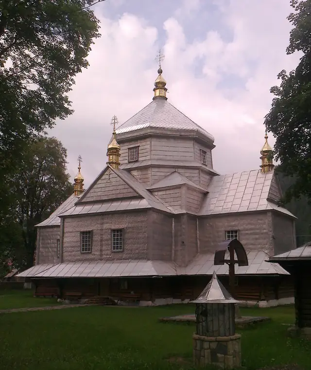 Церква Пресвятої Трійці в Микуличині