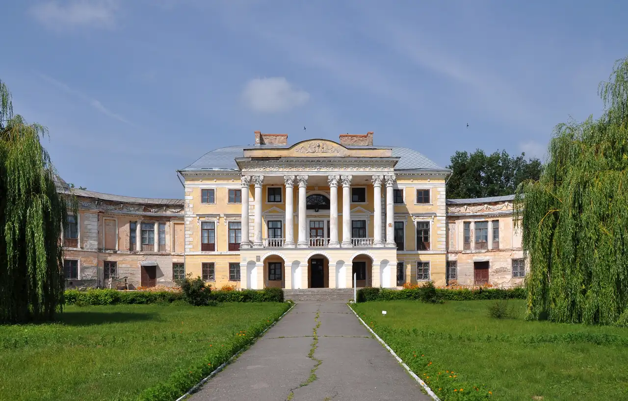 Палац Ґрохольських у Вороновиці: шестиколонний портик центрального корпусу та бічні крила з обсипаним тиньком