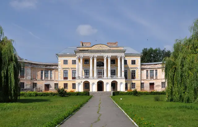Палац Ґрохольських у Вороновиці: шестиколонний портик центрального корпусу та бічні крила з обсипаним тиньком