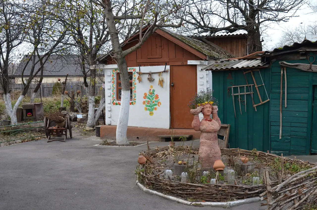 Подвір’я Гончарного центру Вишгородського заповідника з розписаною хатою та керамічною скульптурою