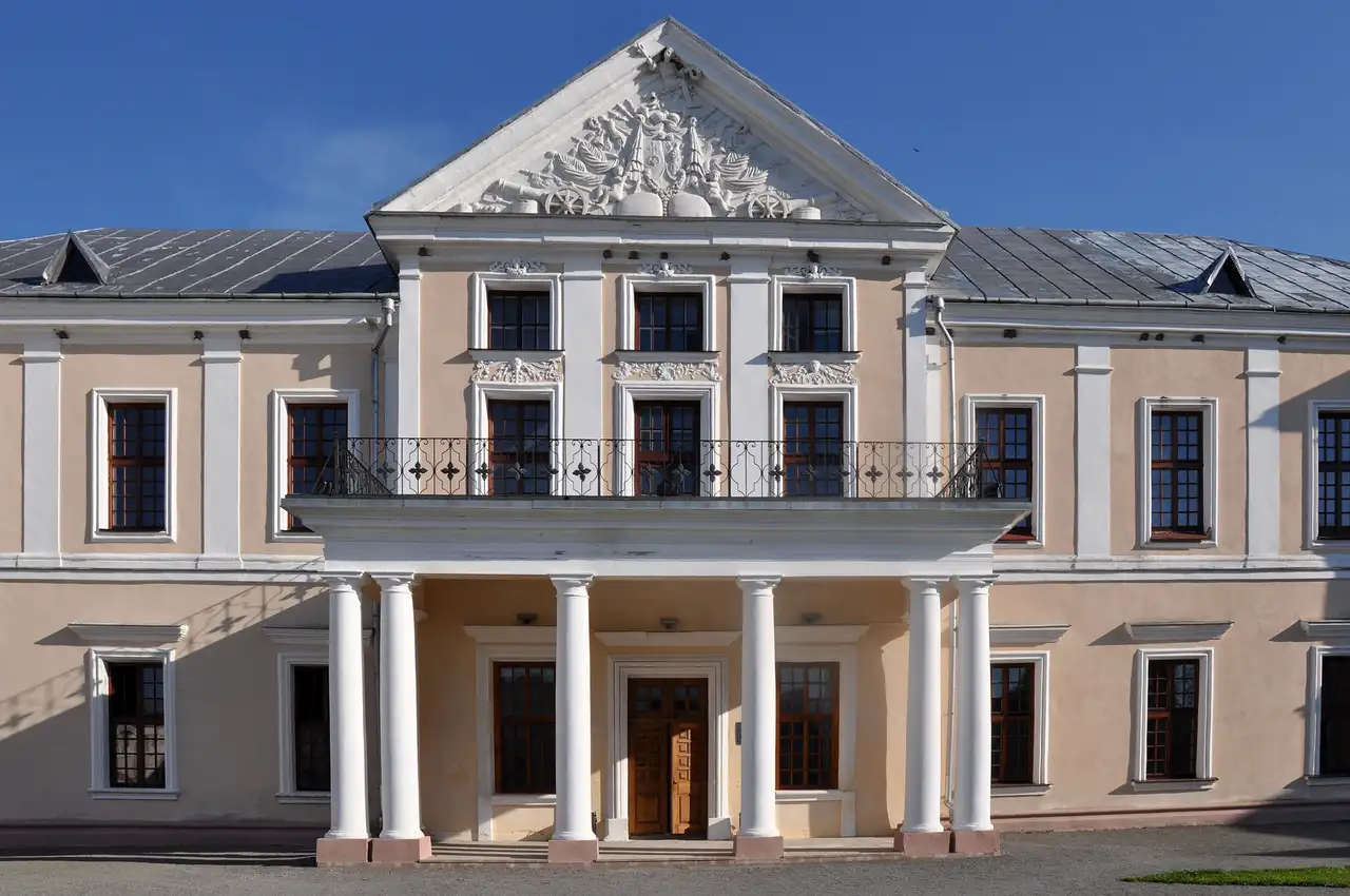 Центральний ризаліт Вишнівецького палацу з колонадою, балконом і ліпним фронтоном
