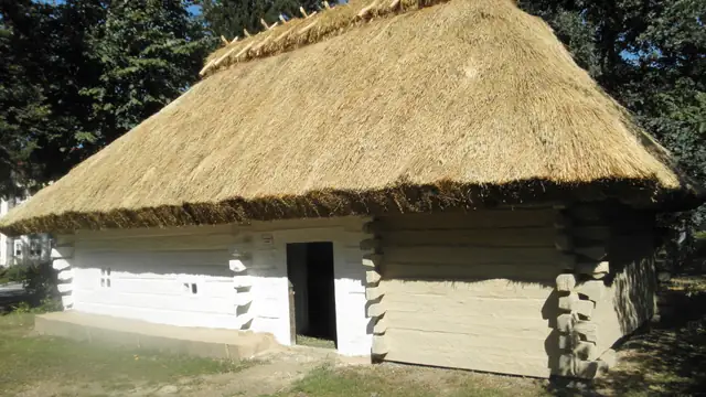 Відтворена хата родини Шевченків у Шевченковому під високою солом’яною стріхою