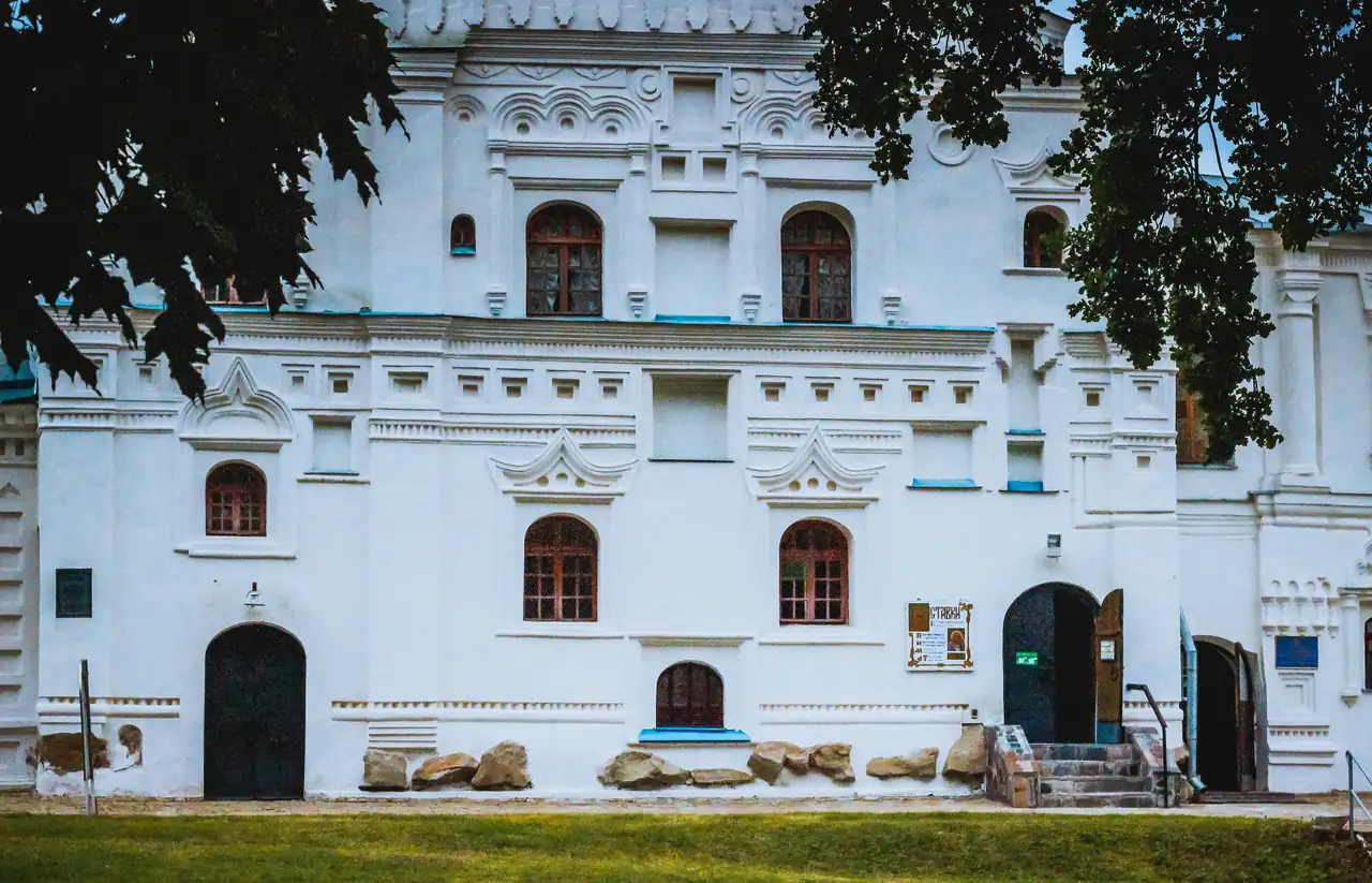 Барокова споруда Чернігівського колегіуму з ліпним декором на території Валу