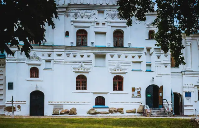 Барокова споруда Чернігівського колегіуму з ліпним декором на території Валу